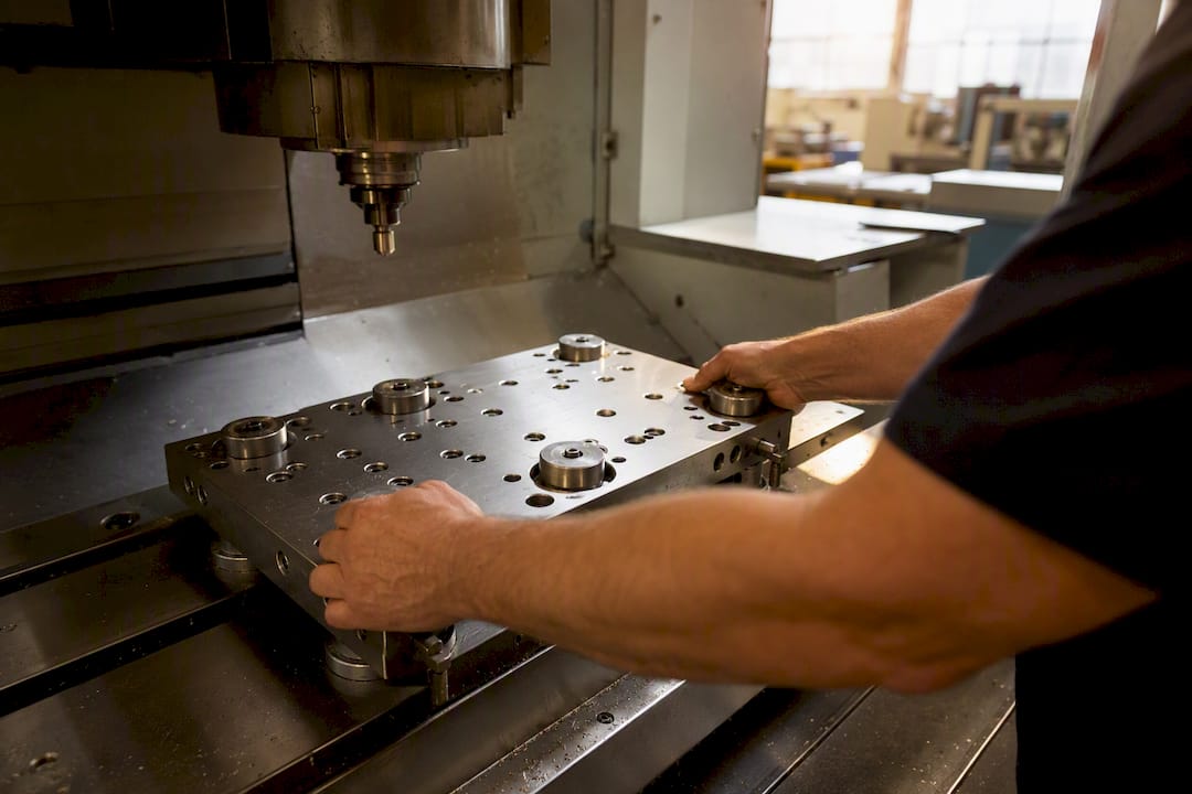Hands locking zero-point pallet system